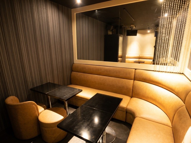 Aman Club 店内 ソファ席と鏡