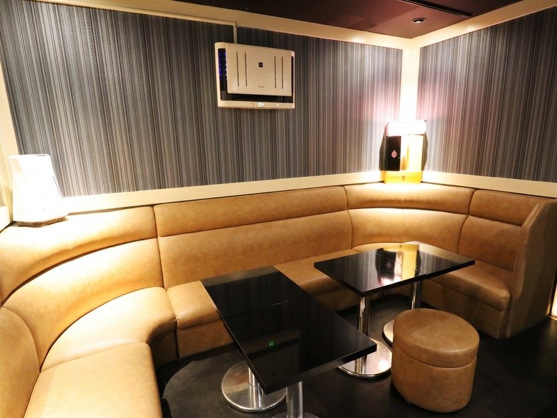 Aman Club 立川 店内のソファ席