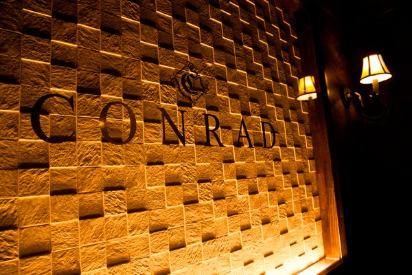 CONRAD 立川店 ロゴ壁の装飾