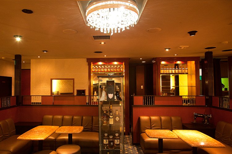 CLUB HYATT 店内 高級感のあるソファ席
