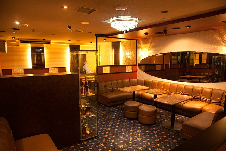 CLUB HYATT 店内 シャンデリアとボックス席
